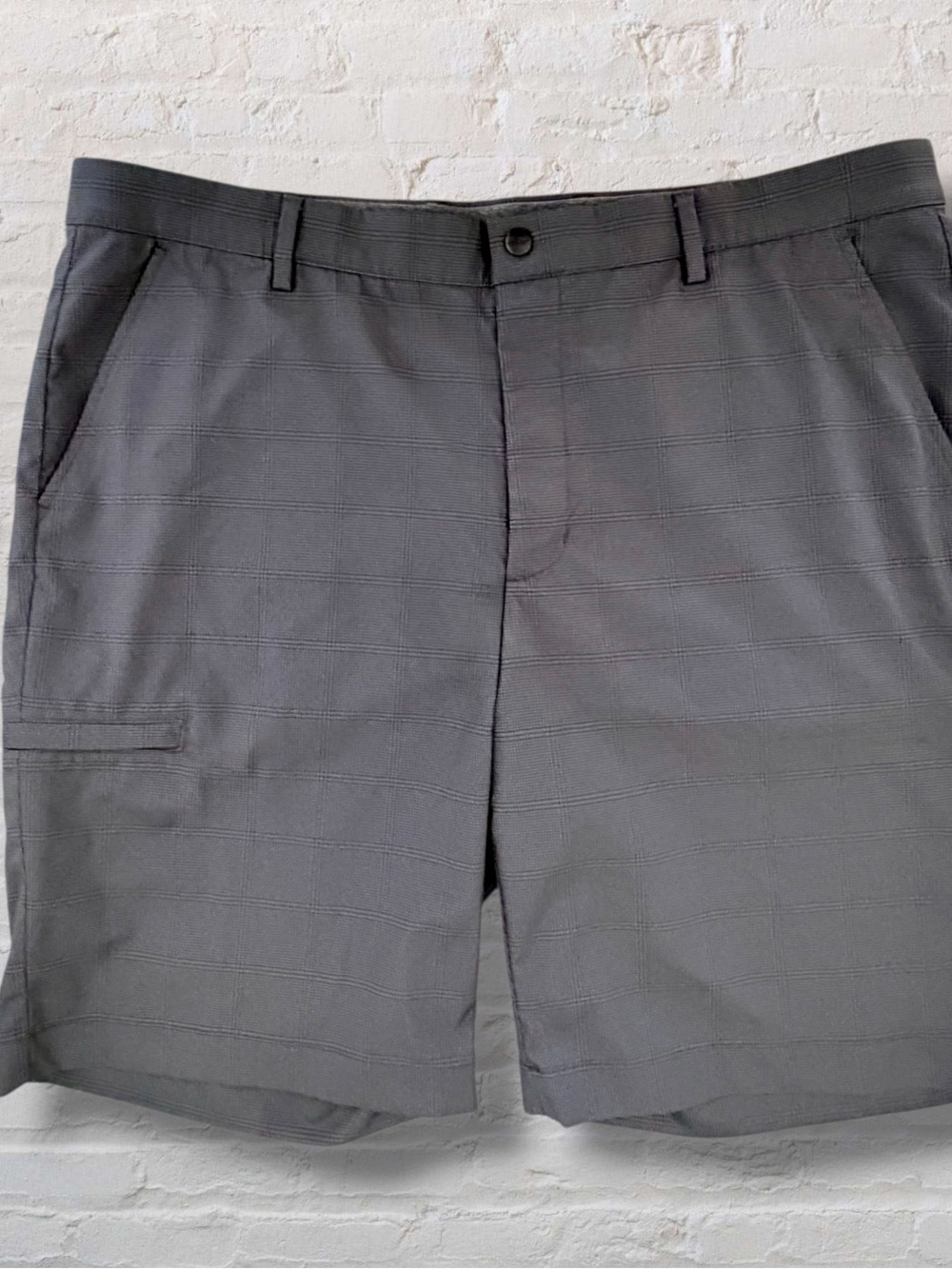 Greg Norman Men’s 38 Golf Shorts Gray Plaid Performance Stretch